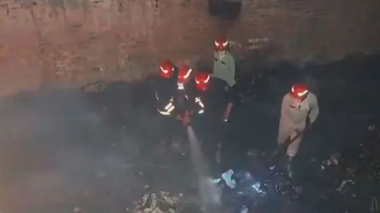 Delhi News: रोहिणी की झुग्गियों में आग का तांडव, जिंदा जले दंपति और बेटी, जानिये पूरा अपडेट