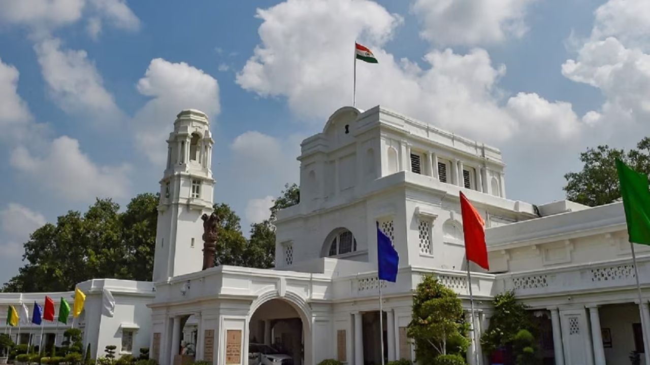 दिल्ली विधानसभा की सुरक्षा में बड़ी चूक, बैरियर तोड़कर अंदर घुसी कार, चालक फरार