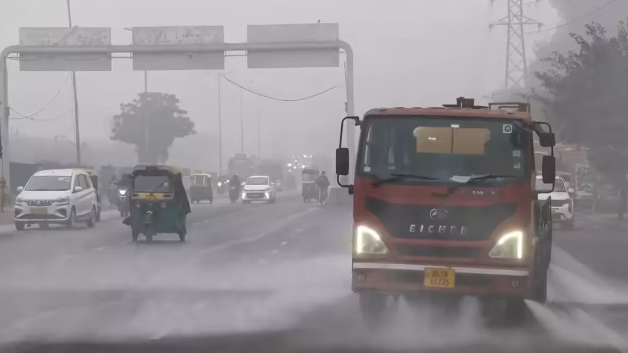 दिल्ली-NCR में मौसम का यू-टर्न: बारिश और ठंडी हवाओं से लुढ़का पारा, जानें आज कैसा रहेगा हाल