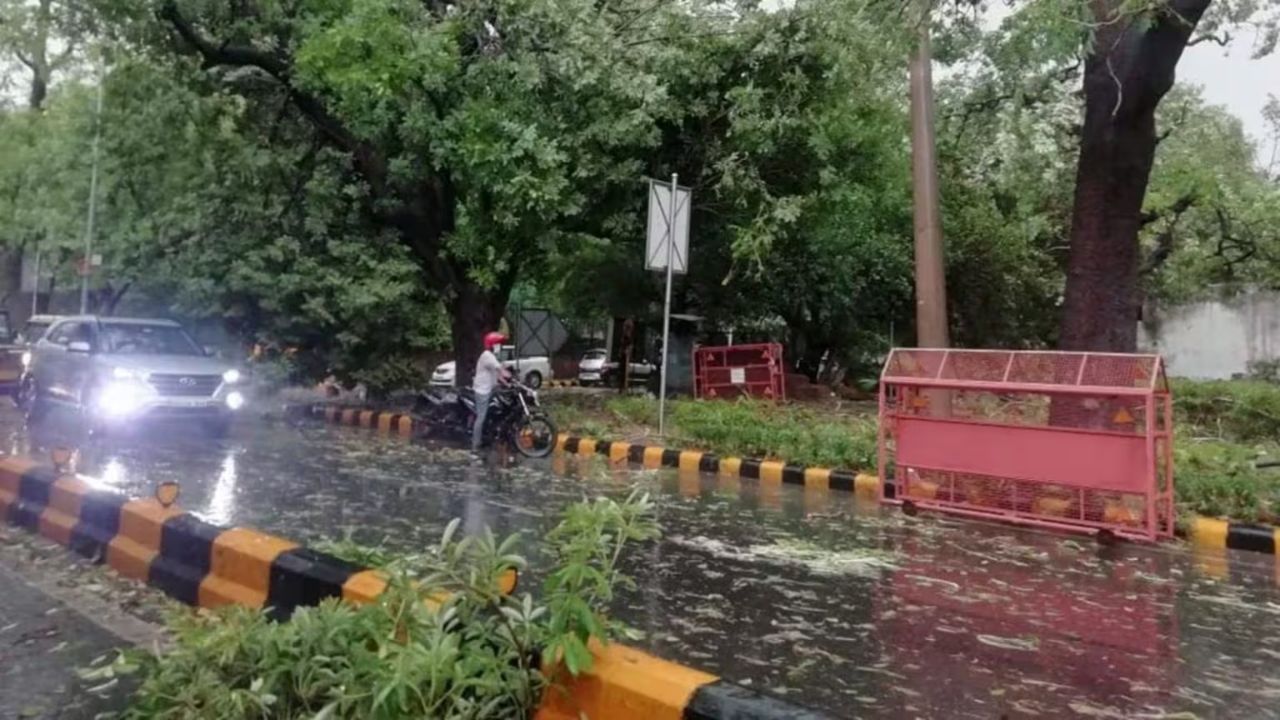 दिल्ली-NCR में अचानक मौसम का कहर, तेज़ हवाओं के साथ बारिश ने बढ़ाया डर