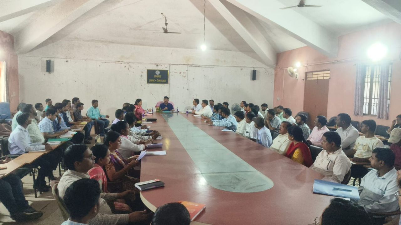 Deoghar: DDC पीयूष सिन्हा का सख्त एक्शन, प्रखंड-अंचल कार्यालयों का किया औचक निरीक्षण