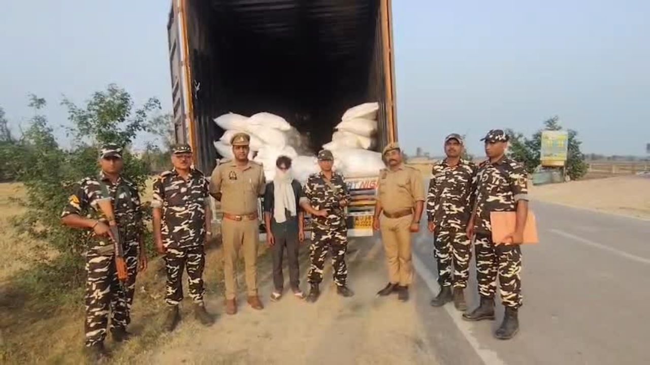 Maharajganj: सोनौली बॉर्डर पर ट्रक के ‘डबल केबिन’ का सीक्रेट हुआ लीक, पकड़ी गई 103 बोरियां