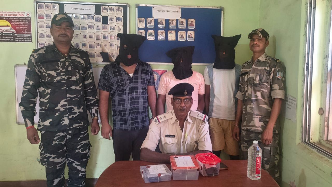 देवघर बनता जा रहा साइबर अपराधियों का नया ठिकाना! पुलिस की बड़ी कार्रवाई, तीन शातिर गिरफ्तार
