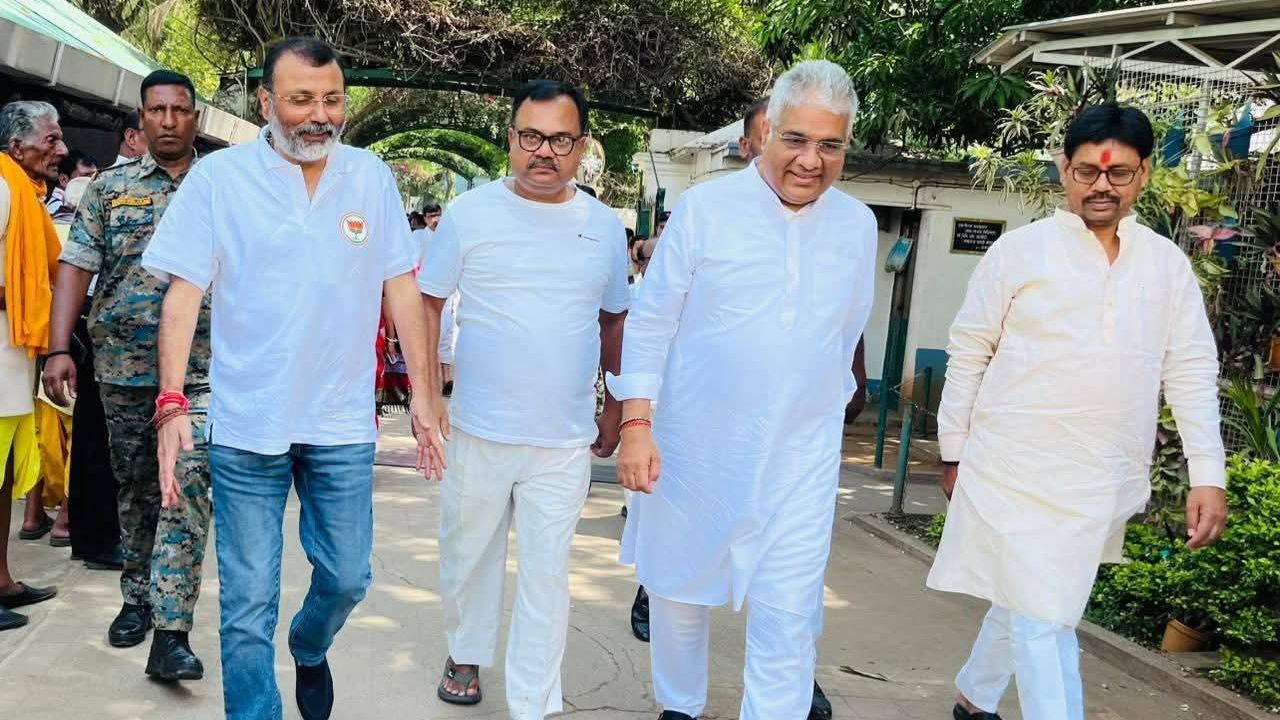 भूपेंद्र यादव ने देवघर में निशिकांत के साथ की आध्यात्मिक चर्चा पर राजनीतिक सरगर्मी बढ़ी