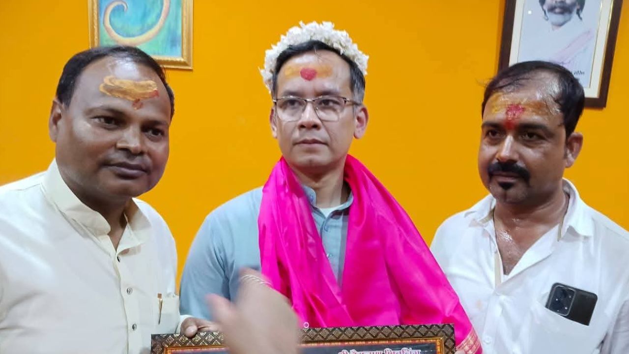 मंदिर में पूजा करने पहुंचे केंद्रीय मंत्री सियासी रंग में नजर आए