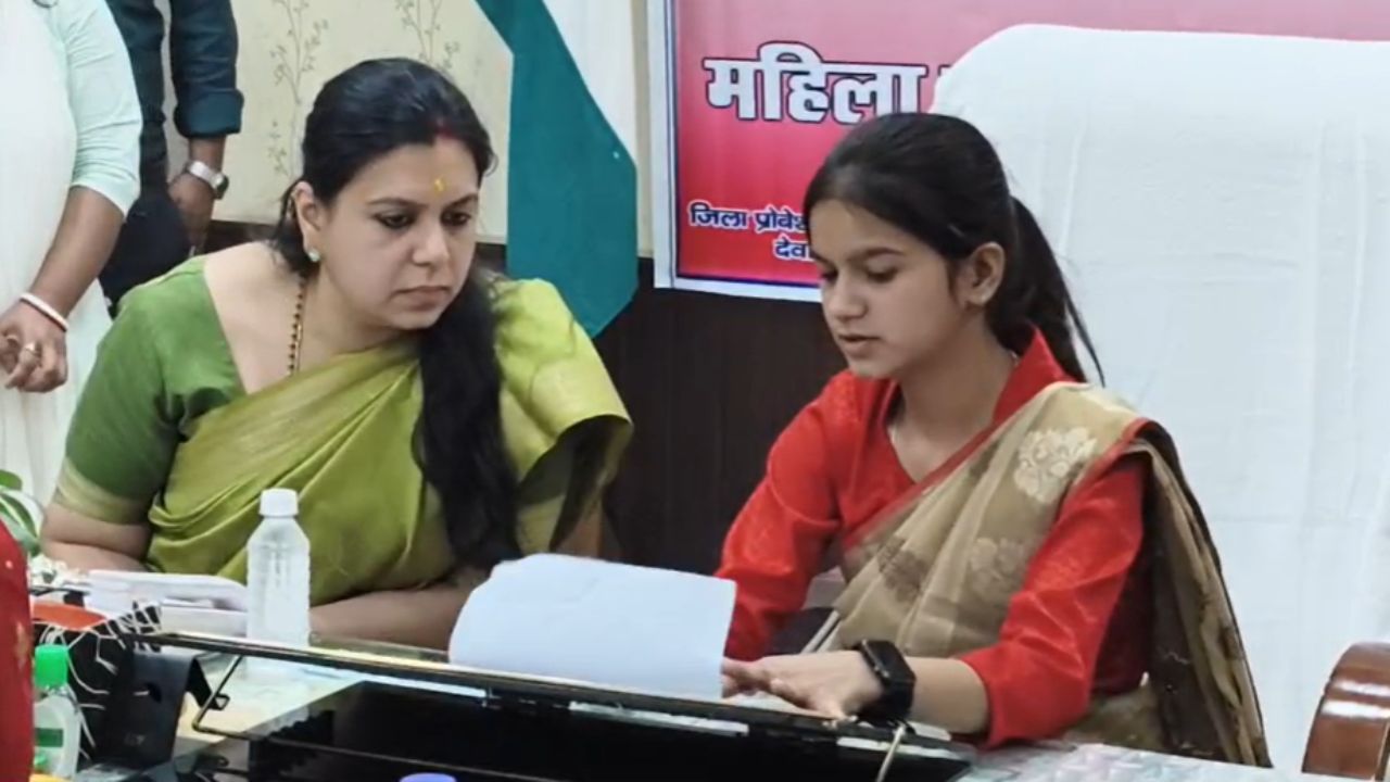 Deoria: एक दिन की डीएम बनीं छात्रा ने दिखाए कड़े तेवर