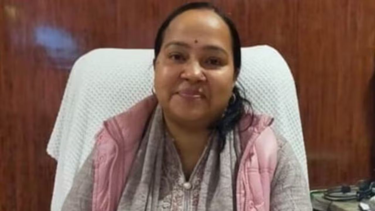 NBW के बाद भी हाजिर नहीं हुई महिला BSA और क्लर्क, अब कुर्क होगी संपत्ति!