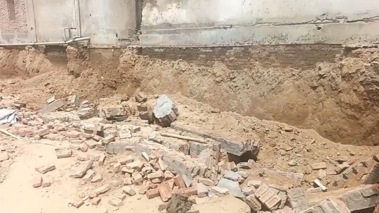 Deoria Road Accident: निर्माणाधीन कॉम्प्लेक्स की अचानक गिरी दीवार, दो की मौत; कई घायल