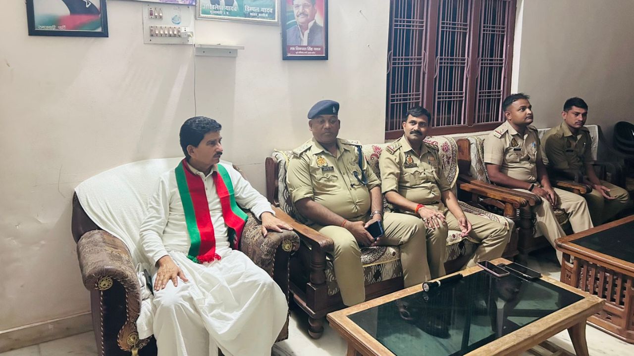 देवरिया में सपा नेताओं पर पुलिस का बड़ा एक्शन, रातभर हाउस अरेस्ट, क्या है इसके पीछे की असली वजह