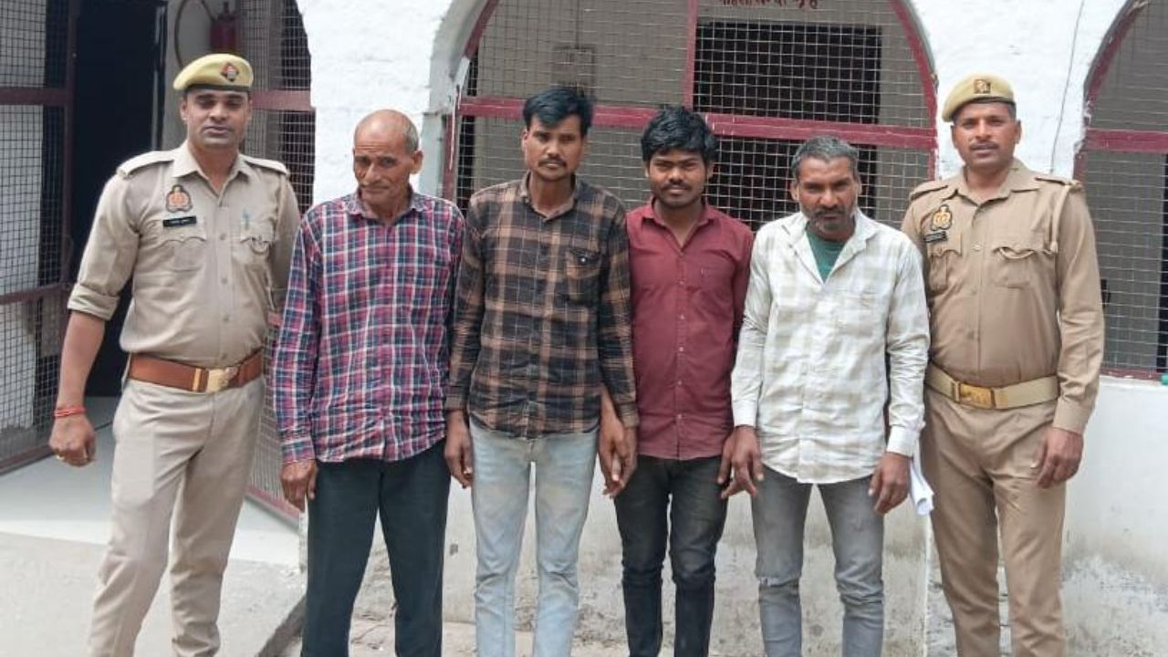 Etah: पुलिस की कार्रवाई से वारंटियों में हड़कंप