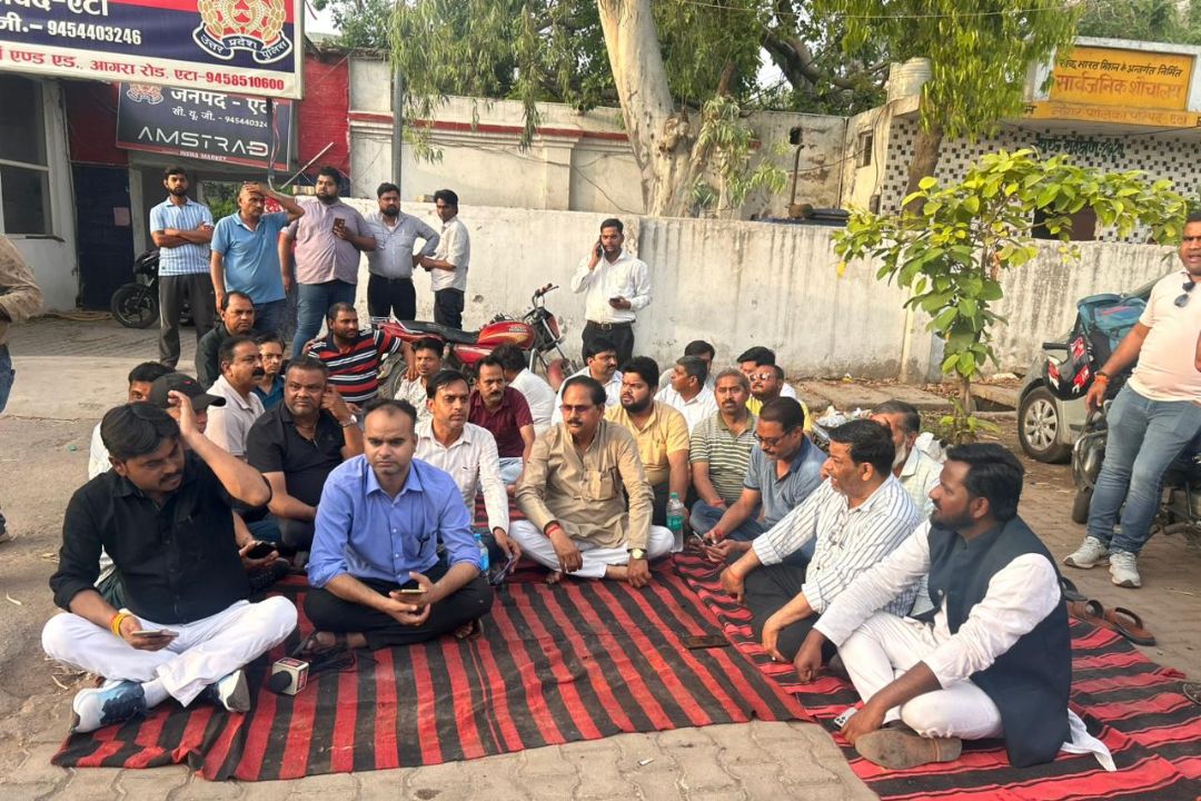 एटा मेडिकल कॉलेज में बवाल, डॉक्टर पर पत्रकारों से मारपीट का आरोप