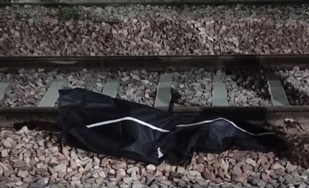 Etah News: रेलवे ट्रैक पर मिला बुजुर्ग का शव, ट्रेन हादसे में मौत या कुछ और? जांच जारी