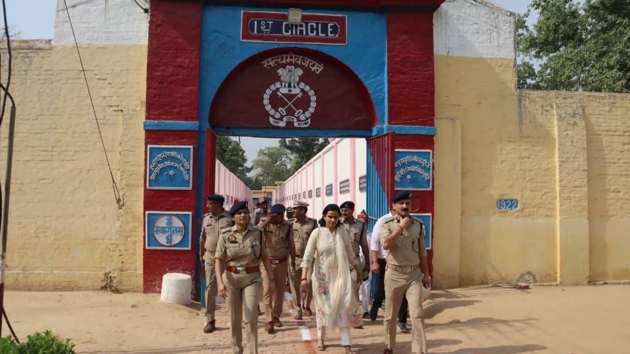 Farrukhabad: एसपी ने जिला कारागार का किया निरीक्षण, अफसरों को दिये ये निर्देश