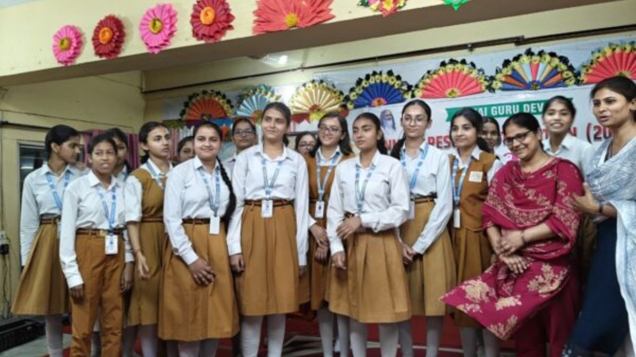 सीबीएसई 10वीं रिजल्ट में फतेहपुर की निष्ठा दीक्षित टॉपर, छात्रा ने 98.6% अंक किए हासिल