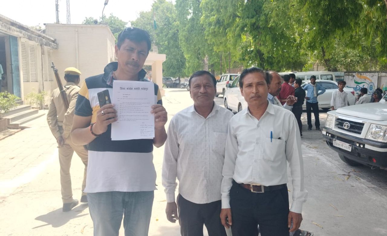 Fatehpur News: स्कूलों की मनमानी पर घमासान, डीएम को सौंपा ज्ञापन; जानें क्या है पूरा मामला