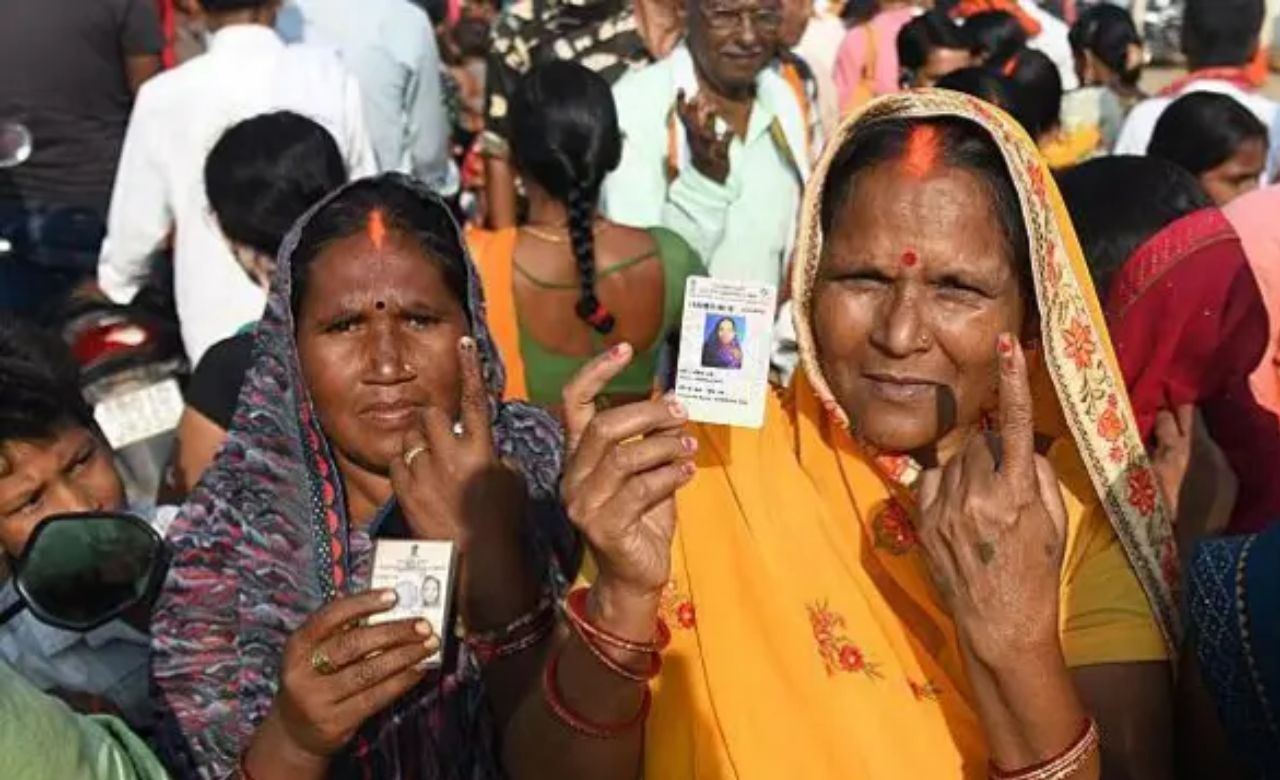 UP चुनाव से पहले बड़ा ट्विस्ट! वोटर लिस्ट में महिलाओं का दबदबा, किसकी बढ़ेगी टेंशन?