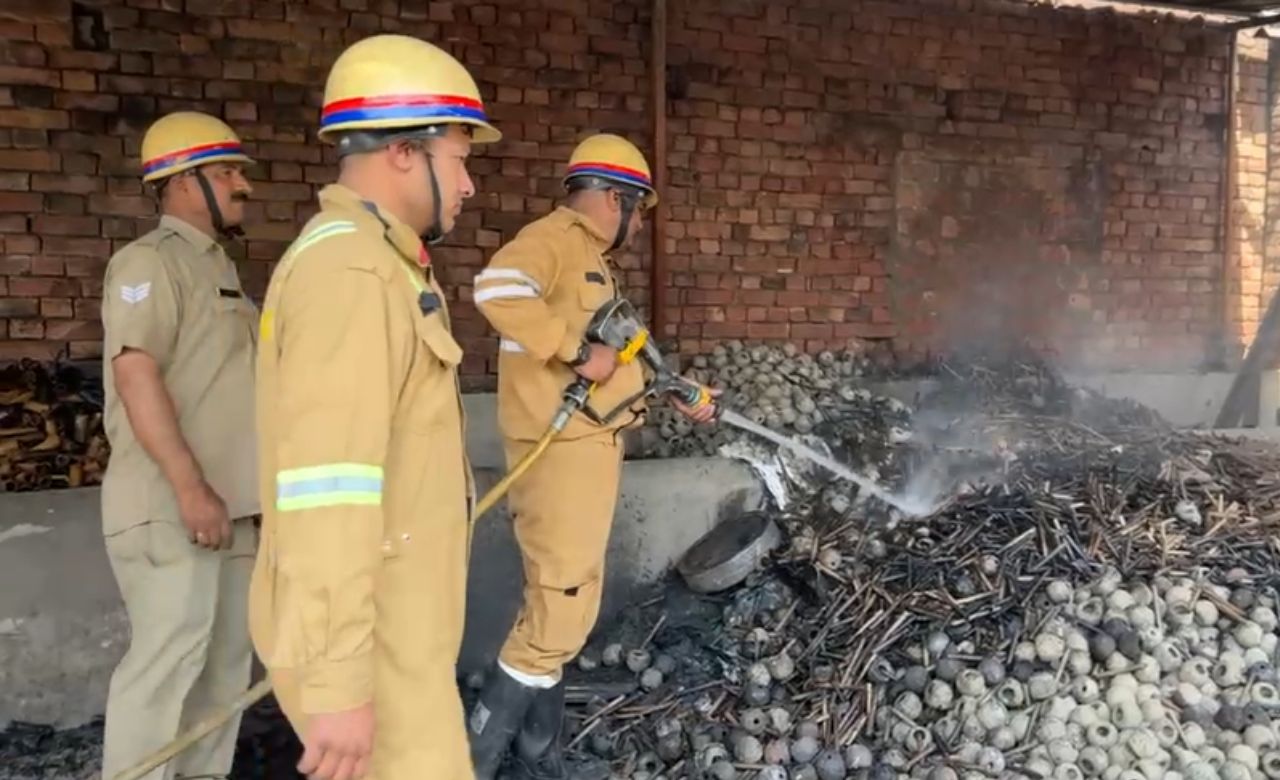 मुजफ्फरनगर में अवैध पटाखा फैक्ट्री में धमाका, आग में झुलसे दो किशोर