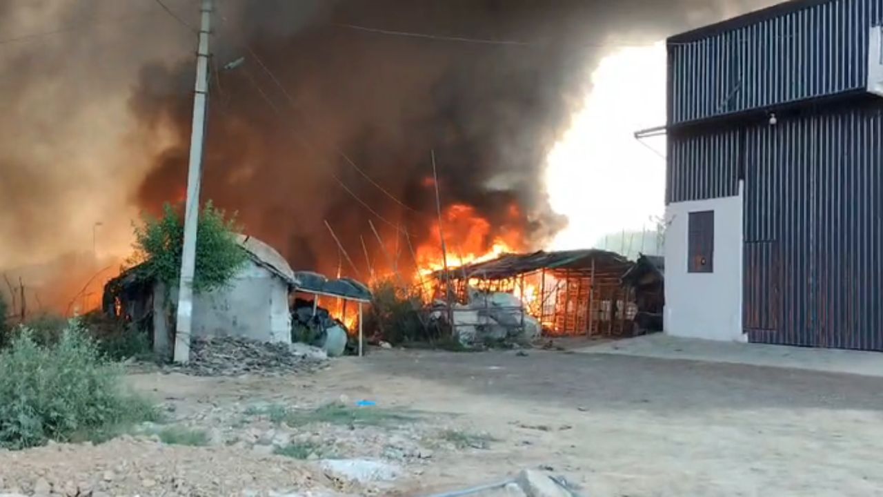 Fire Incident: हापुड़ में आग का तांडव, दर्जनों झुग्गी झोपड़ियां जलकर राख, बचाव कार्य जारी