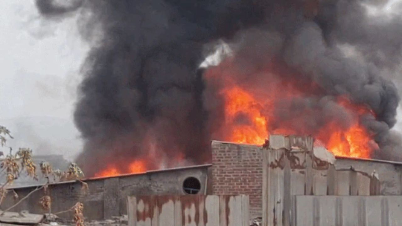 महाराष्ट्र में आग का कहर: केमिकल फैक्ट्री से लेकर हाईवे तक धधकी लपटें, हर तरफ चीख-पुकार और काला धुआं