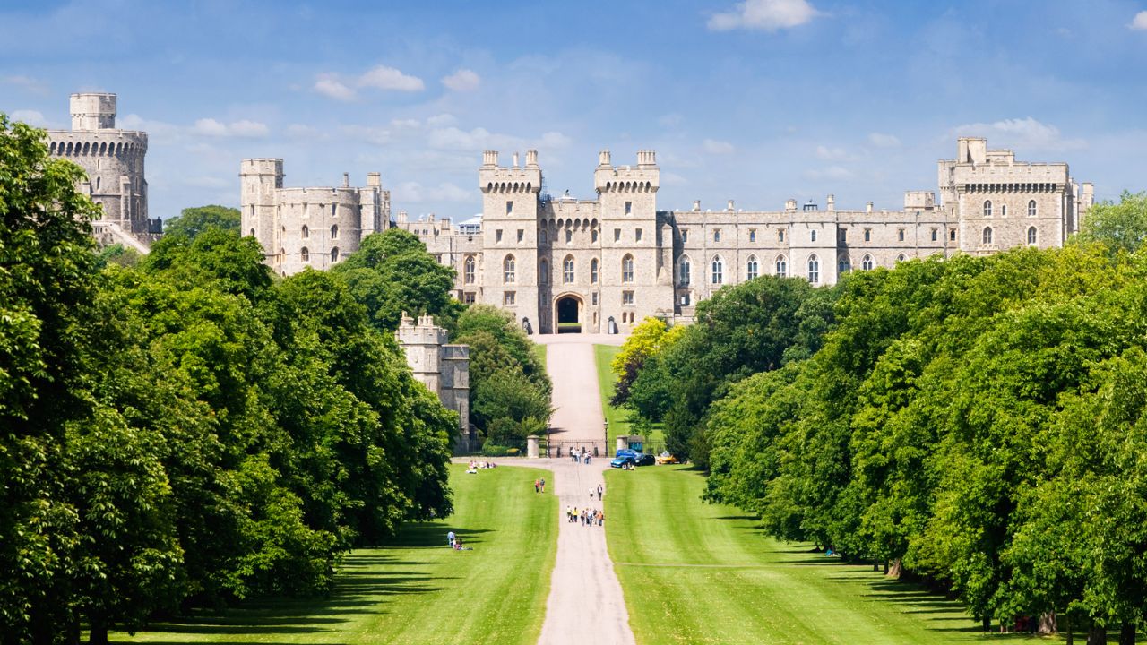 विंडसर कैसल दुनिया का सबसे बड़ा और पुराना आबाद किला है, जो लगभग 13 एकड़ में फैला है। इसमें शानदार शाही कमरे और सेंट जॉर्ज चैपल है, जहां शाही शादियां और अंतिम संस्कार होते हैं। यह किला आम जनता के लिए साल भर खुला रहता है। गर्मियों और शाही आयोजनों के दौरान यहां भारी भीड़ रहती है, लेकिन इतिहास और शाही जीवन के करीब जाने का यह एक अनोखा अनुभव देता है। (फोटो सोर्स- इंटरनेट)