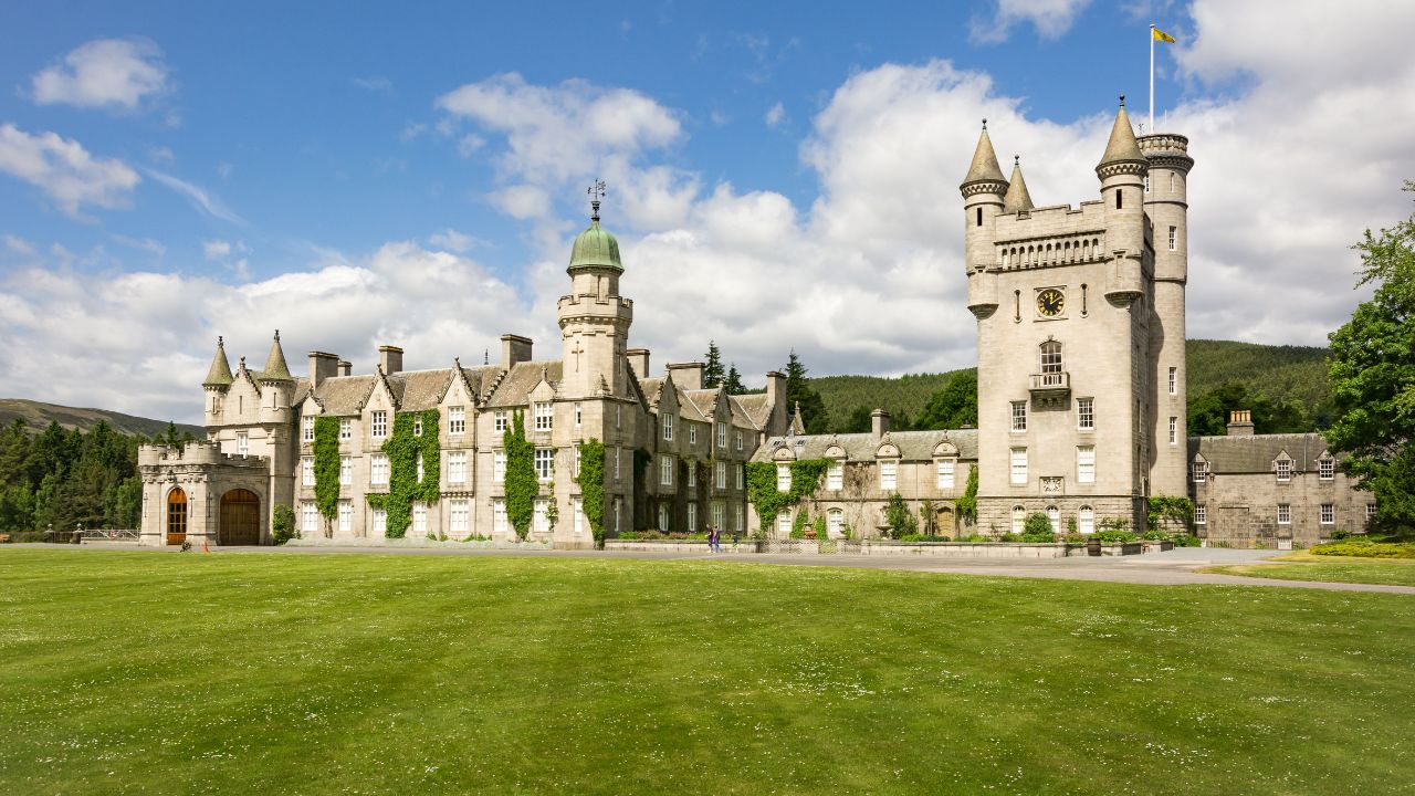बाल्मोरल कैसल ब्रिटिश शाही परिवार का निजी घर है। 1852 में महारानी विक्टोरिया के लिए खरीदा गया यह महल स्कॉटिश शैली और 50,000 एकड़ की जमीन के लिए प्रसिद्ध है। महारानी एलिजाबेथ द्वितीय अक्सर गर्मियां यहीं बिताती थीं। साल में कुछ समय के लिए यह पर्यटकों के लिए खुलता है। यहां गार्डन और अंदर के शानदार हिस्से देखने लायक हैं। (फोटो सोर्स- इंटरनेट)