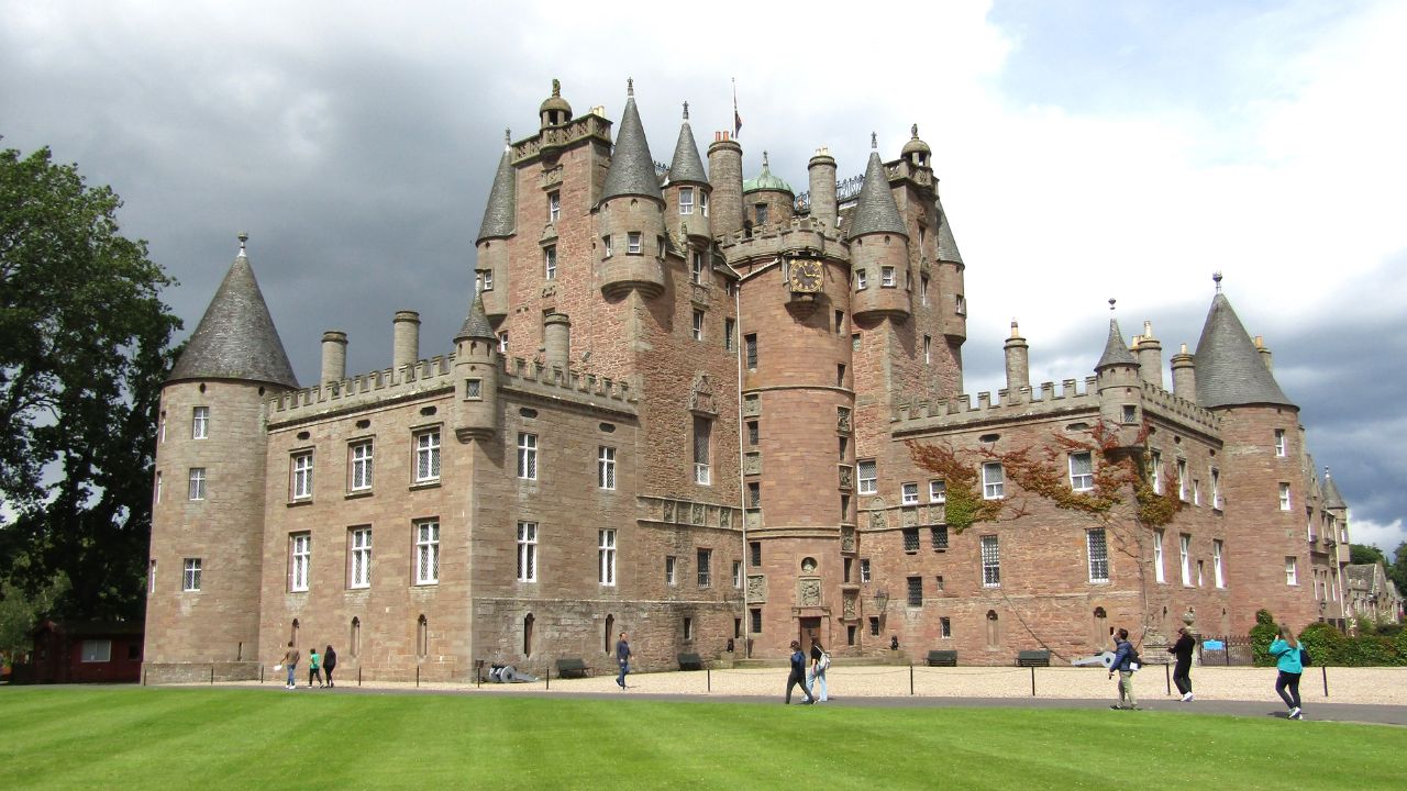 ग्लैमिस कैसल आज भी शाही परिवार का घर है और इसकी कहानियां बेहद रोचक हैं। यह महारानी एलिजाबेथ (क्वीन मदर) का बचपन का घर और राजकुमारी मार्गरेट का जन्मस्थान भी है। 20 मार्च से 31 अक्टूबर तक यह आम लोगों के लिए खुला रहता है। यहां पुराने कमरे, सुंदर बगीचे, रेस्तरां और तोहफों की दुकान का आनंद लिया जा सकता है। (फोटो सोर्स- इंटरनेट)