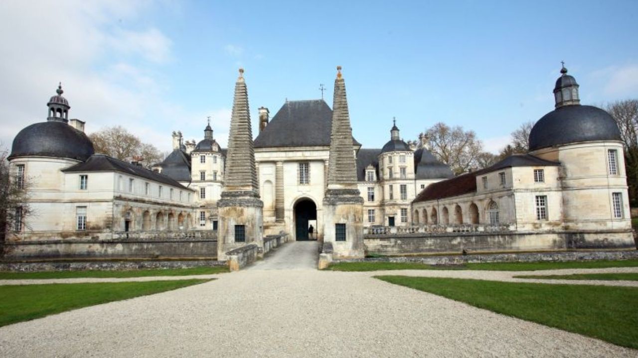 शातो दे शास्तेलू फ्रांस के बरगंडी इलाके का ऐतिहासिक महल है। यह लगभग 1,000 सालों से शास्तेलू परिवार के पास है, जो फ्रांस में दुर्लभ है। गर्मियों में किला पर्यटकों के लिए खुलता है। यहां की लाइब्रेरी, पार्क और शाही वास्तुकला देखने लायक हैं। इस किले में परिवार की शाही परंपराएं आज भी जीवित हैं और यह इतिहास प्रेमियों के लिए खास अनुभव प्रदान करता है। (फोटो सोर्स- इंटरनेट)