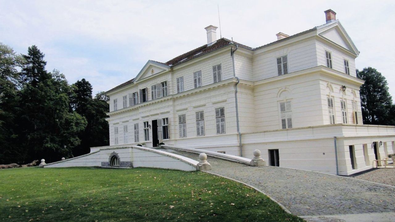 सावार्सिन कैसल रोमानिया के अराद काउंटी में स्थित है और शाही परिवार का निवास है। इसे ‘सावार्सिन का शाही इलाका’ भी कहा जाता है। अंदर जाना संभव नहीं है, लेकिन इसके विशाल गार्डन और म्यूजियम पर्यटकों के लिए खुले रहते हैं। ऐतिहासिक शाही वातावरण का अनुभव यहां से लिया जा सकता है। किले के आस-पास का दृश्य और वास्तुकला बेहद आकर्षक हैं। (फोटो सोर्स- इंटरनेट)