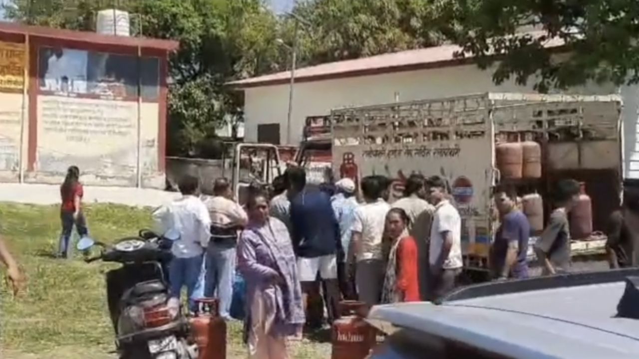 Dehradun: रानीपोखरी में गैस वितरण की पोल खुली, आदेश धरे रह गए; जनता लाइन में बेहाल