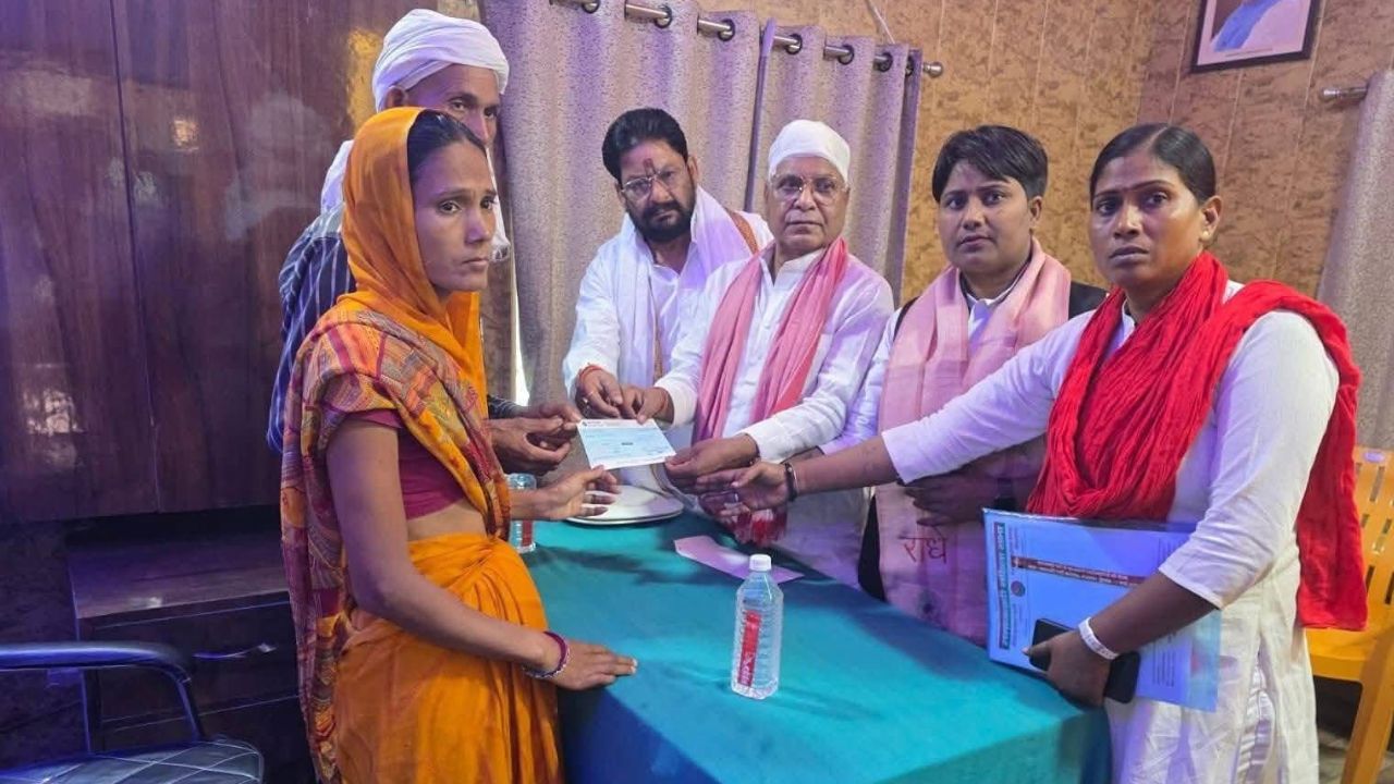 अखिलेश यादव के निर्देश पर सपा प्रतिनिधिमंडल ने निशा विश्वकर्मा के परिवार से की मुलाकात, 5 लाख रुपये का  दिया चेक