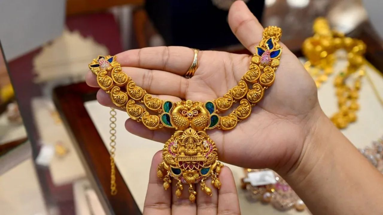 सोने की चमक फीकी, चांदी लगातार दूसरे दिन भी गिरा; जानें आज का ताजा भाव