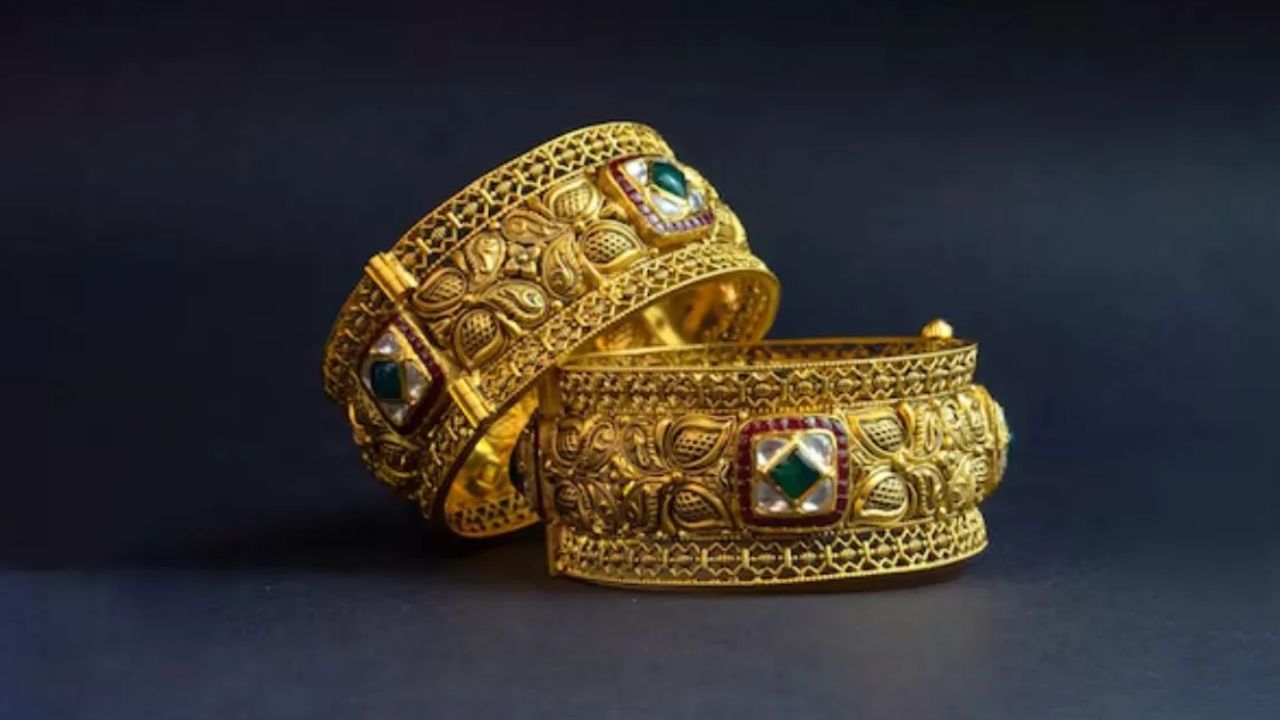 Gold Price Today: अक्षय तृतीया के बाद सोना लगातार दूसरे दिन सस्ता, चांदी भी लुढ़की, जानें ताजा भाव