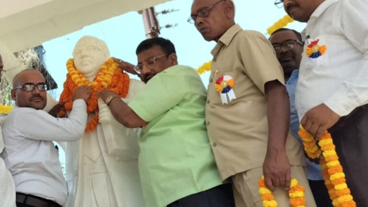 Gorakhpur News: खजनी में अंबेडकर जयंती समारोह, शिक्षा और समानता के महत्व पर वक्ताओं ने दिया जोर