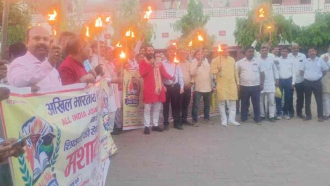 गोरखपुर में शिक्षक संघ का आक्रोश, शिक्षकों ने दी ये हिदायत