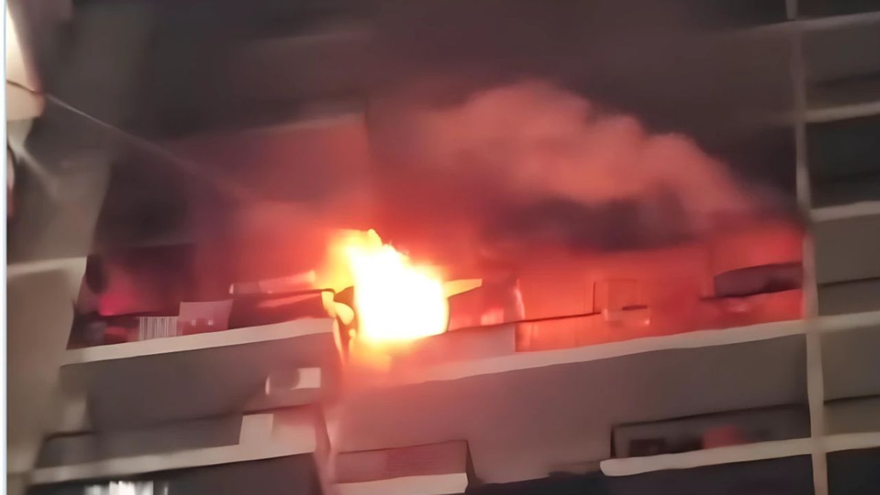 Noida Fire: देर रात हाईराइज सोसायटी में भयंकर आग, धू-धू कर जली 12वीं मंजिल का फ्लैट