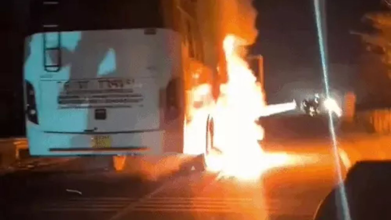 Haldwani Road Accident: हल्द्वानी में बस और बाइक की टक्कर के बाद भड़की आग, यात्रियों में मची अफरा तफरी