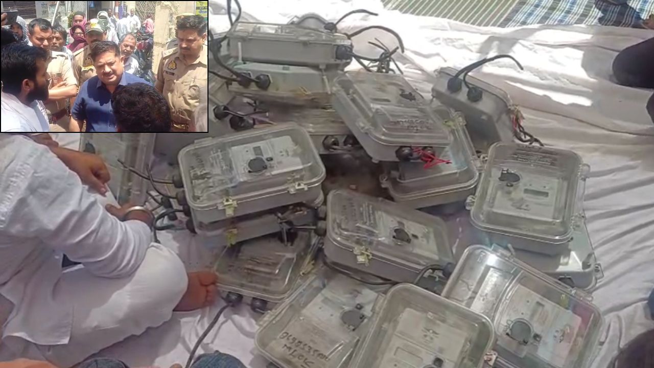 हमीरपुर में सैकड़ों विद्युत मीटर उखाड़े जाने के बाद उपभोक्ताओं ने उपखंड कार्यालय में किया प्रदर्शन