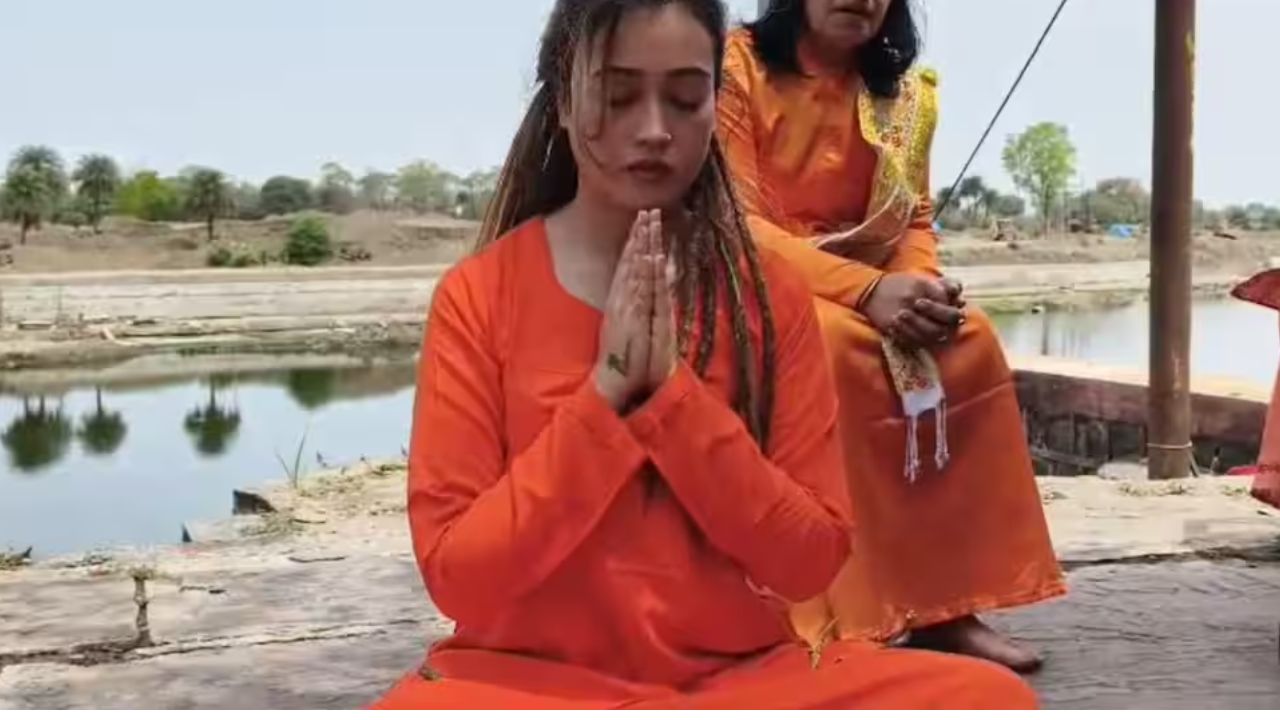 ग्लैमर से अध्यात्म तक… इंफ्लुएंसर हर्षा रिछारिया बनीं साध्वी, अक्षय तृतीया पर लिया संन्यास