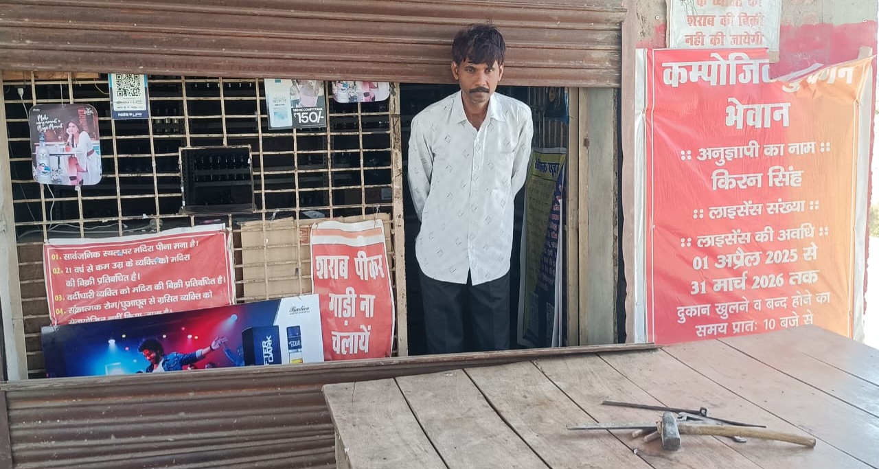 Kanpur Dehat News: शिवली में शराब ठेके पर बड़ी चोरी, शटर काट लाखों की शराब व नकदी पार, CCTV भी ले गए चोर