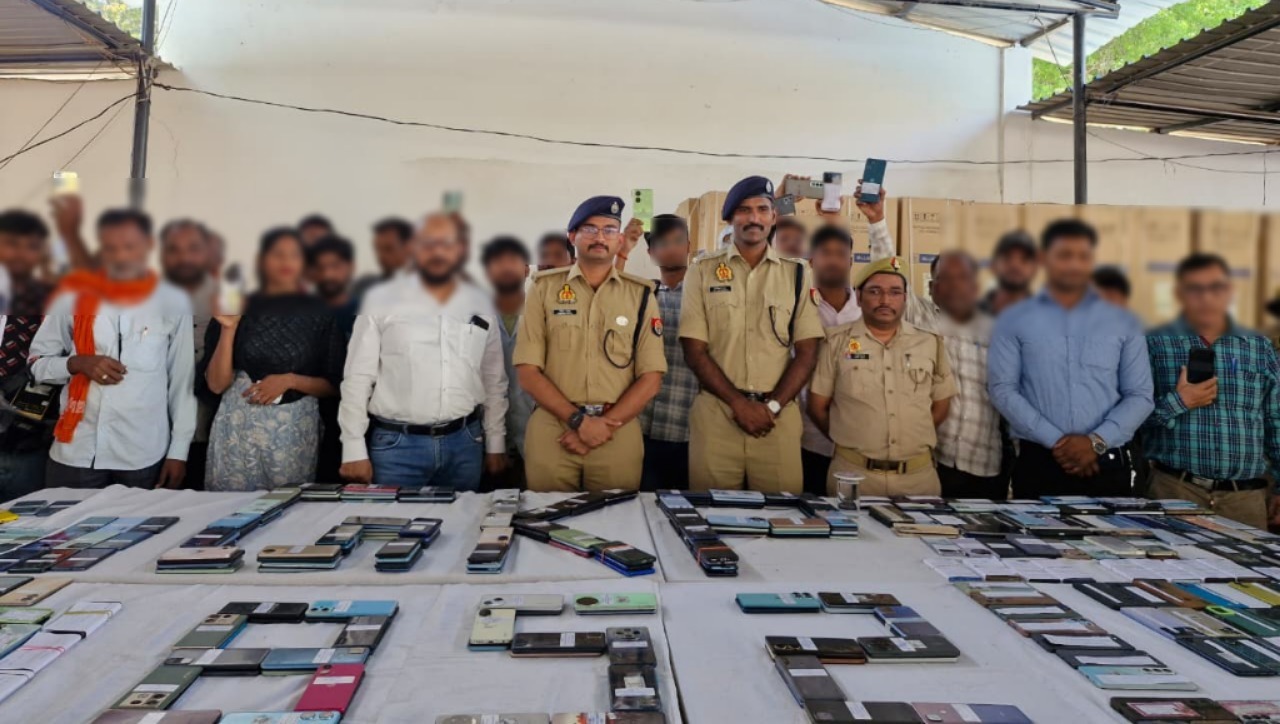 गोरखपुर पुलिस ने गुम 852 मोबाइल असली मालिकों को लौटाए
