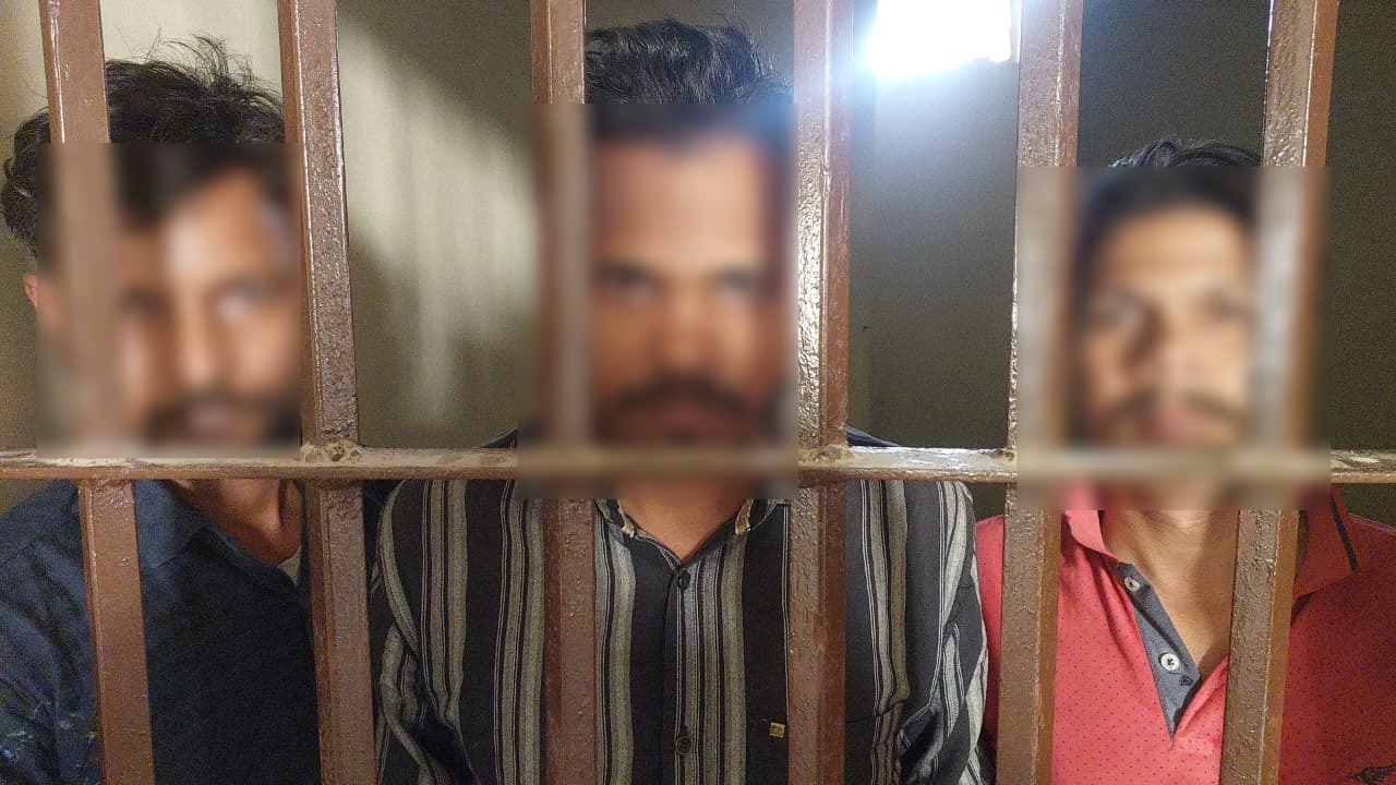 Gorakhpur : एटीएम कार्ड बदलकर ठगी करने वाले गिरोह का भंडाफोड़, 3 शातिर गिरफ्तार; 14 कार्ड और नकदी बरामद