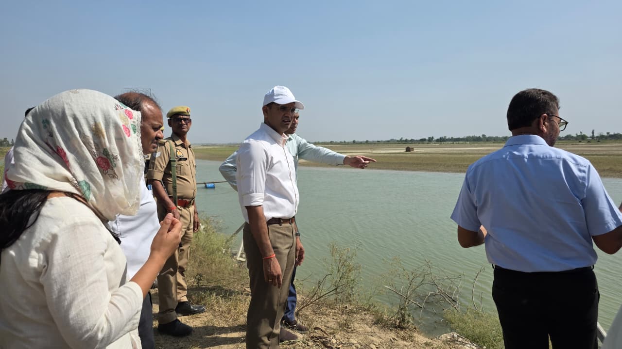 Balrampur: चिलचिलाती धूप में पैदल चले डीएम,नदी कटान रोकने के लिए ₹220 लाख का बड़ा दांव