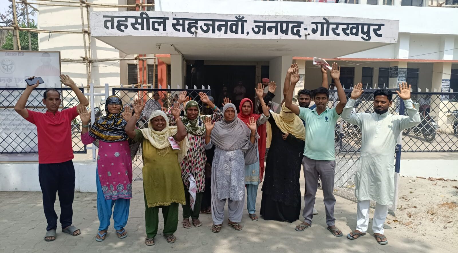 गोरखपुर: सहजनवां में स्मार्ट मीटर के नाम पर 500 रुपये की वसूली, ग्रामीणों का प्रदर्शन; जांच की मांग