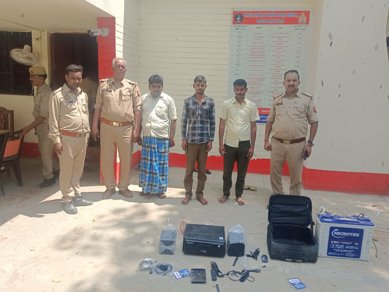 बलरामपुर में स्कूल चोरी का खुलासा! 3 आरोपी गिरफ्तार, इलेक्ट्रॉनिक सामान बरामद