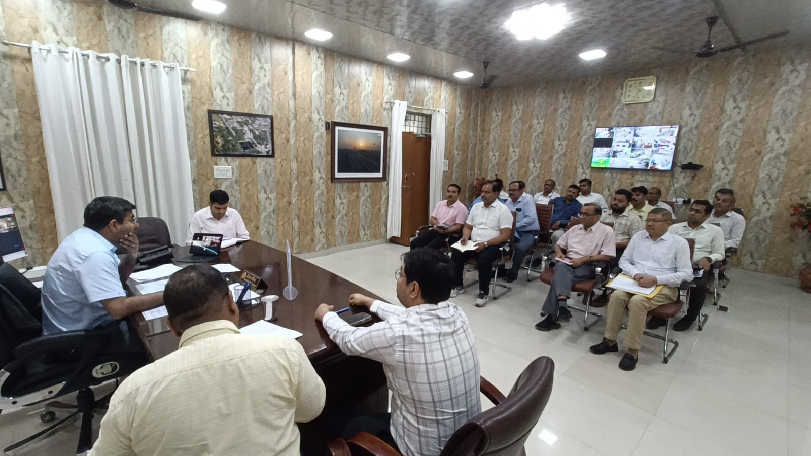 गोरखपुर में प्रशासन हाई अलर्ट: समिति के दौरे से पहले डीएम की सख्त चेतावनी, “कोई लापरवाही नहीं”