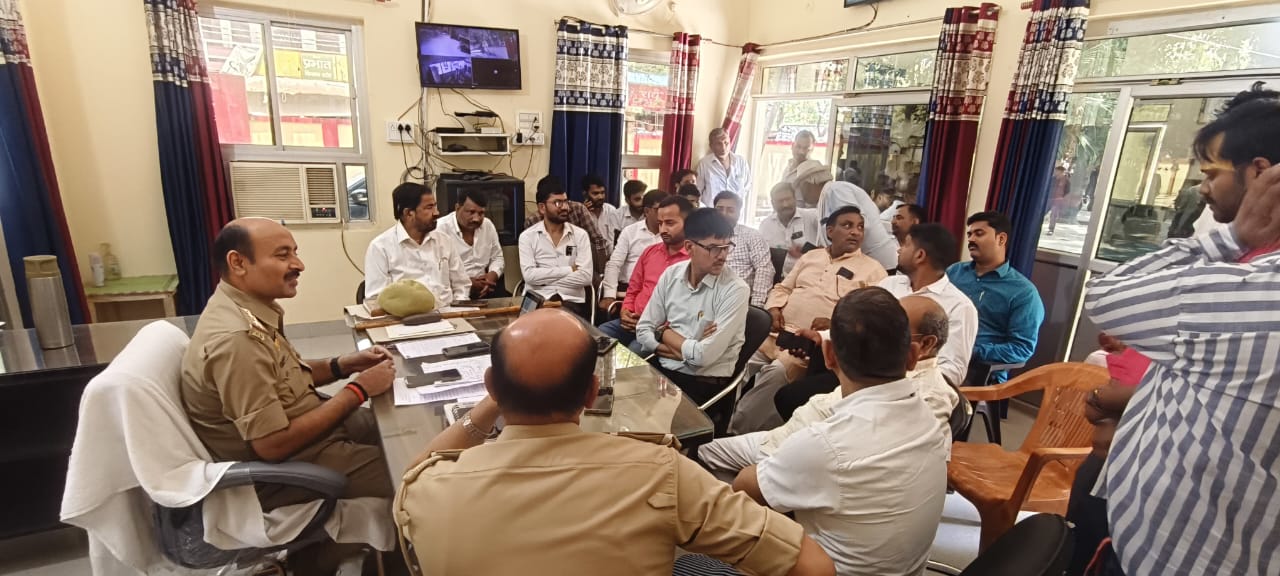 रायबरेली: महज छुट्टे पैसों के विवाद में सड़क पर दबंगई, पत्नी के सामने युवक की बेरहमी से पिटाई, वीडियो वायरल