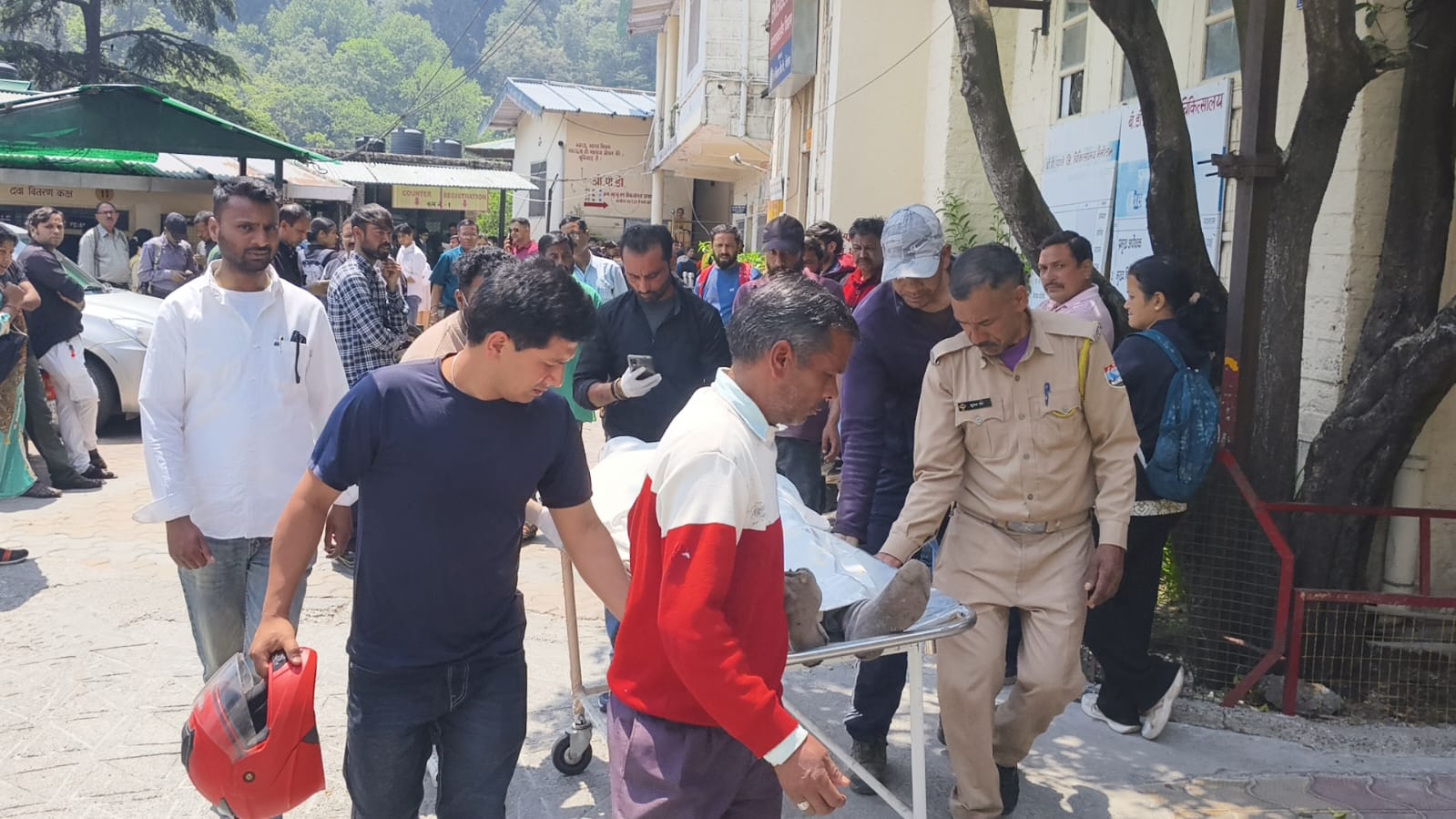 नैनीताल में जंगल की आग बुझाते संविदा कर्मचारी की दर्दनाक मौत, खाई में गिरकर गई जान