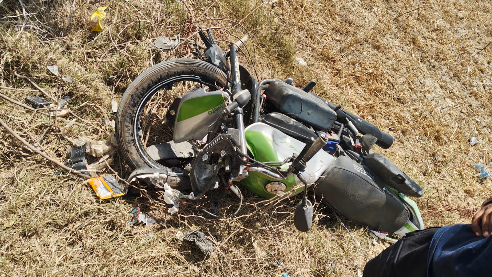 हाइवे पर मौत का मंजर: खड़े ट्रक से भिड़ी बाइक, युवक जिंदगी की जंग लड़ रहा