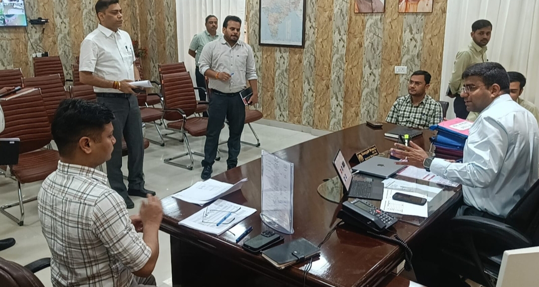 किसानों का काम नहीं हुआ तो नपेंगे अफसर, गोरखपुर डीएम का सख्त अल्टीमेटम