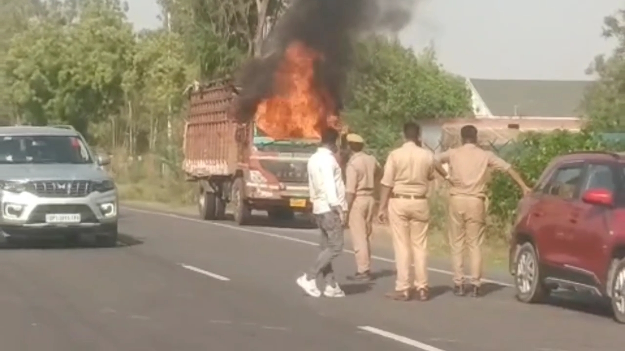 रायबरेली में आग से डीसीएम और मवेशी जले, 30 बीघा गेहूं की फसल राख